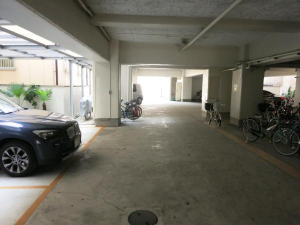天神橋ホワイトハイツ 駐車場