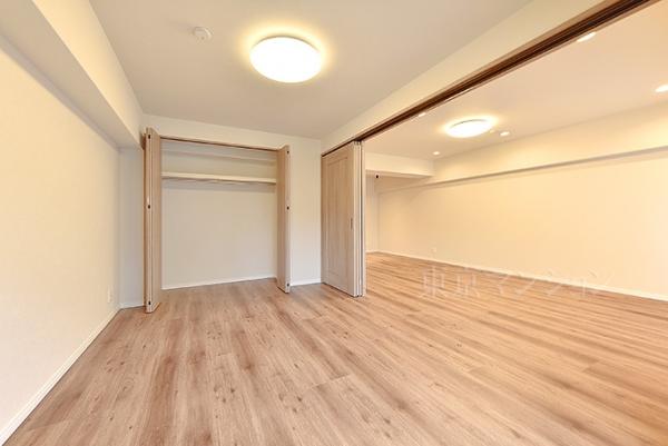 調布ロイヤルハイツ リビング以外の居室