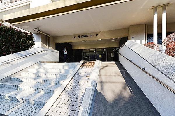 三鷹ナショナルコート１号棟 エントランス（外）