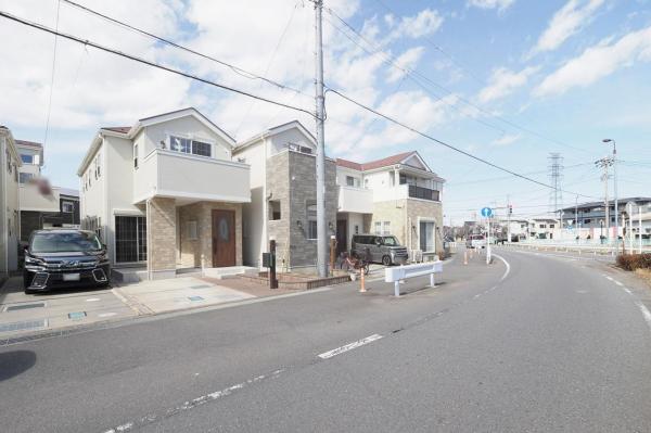 志木市下宗岡1丁目　中古一戸建て 前面道路含む現地写真