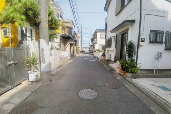 【住協のお預かり物件】新座市東1丁目　中古一戸建て 前面道路含む現地写真