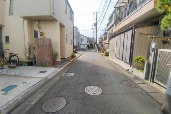 【住協のお預かり物件】新座市東1丁目　中古一戸建て 前面道路含む現地写真