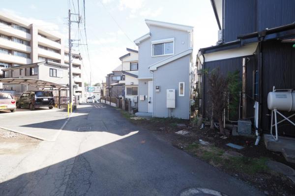 所沢市宮本町2丁目　中古一戸建て 前面道路含む現地写真