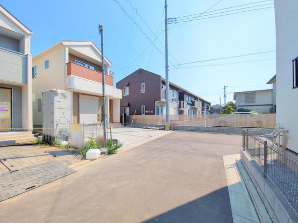 川越市今成3丁目　新築一戸建て 前面道路含む現地写真