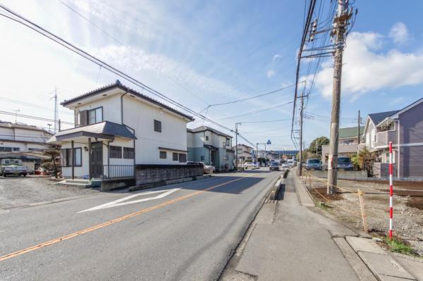 入間市牛沢町　土地 前面道路含む現地写真