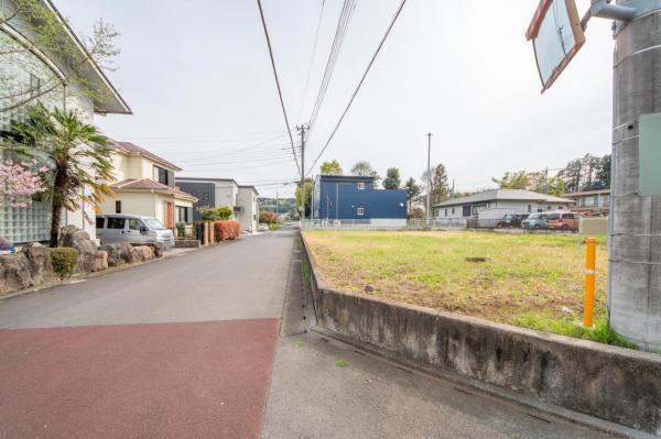 飯能市征矢町　土地 前面道路含む現地写真