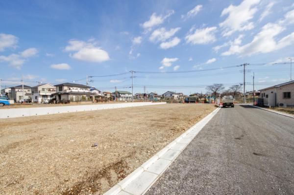 飯能市岩沢　土地 前面道路含む現地写真