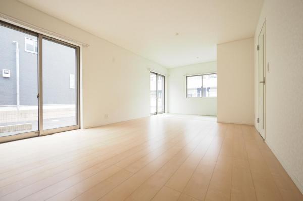 【築浅｜2022年築】新座市野火止1丁目　中古一戸建て リビングダイニング