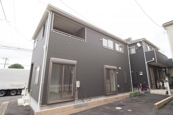 【築浅｜2022年築】新座市野火止1丁目　中古一戸建て 前面道路含む現地写真