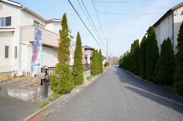 毛呂山町目白台2丁目　中古一戸建て 前面道路含む現地写真