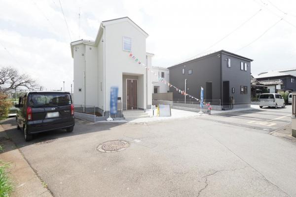 鶴ヶ島市下新田　新築一戸建て 前面道路含む現地写真