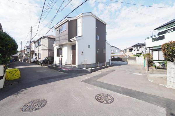 所沢市西狭山ケ丘1丁目　新築一戸建て 前面道路含む現地写真