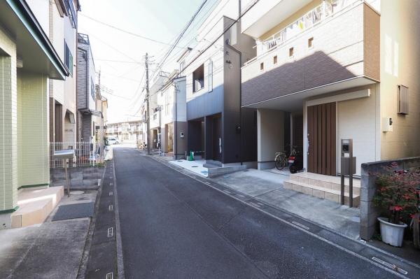 富士見市鶴馬3丁目　新築一戸建て 前面道路含む現地写真