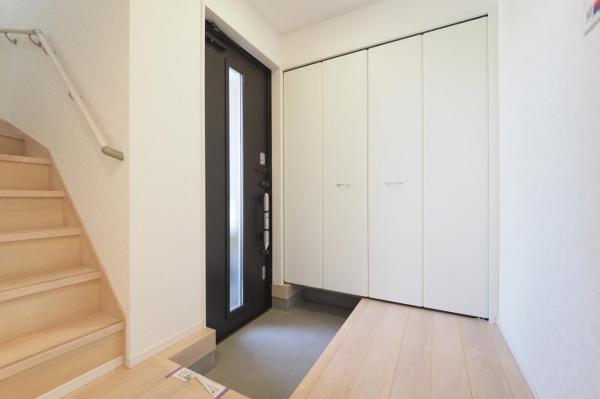 狭山市鵜ノ木　新築一戸建て 玄関