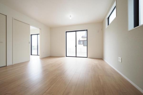 【敷地43坪超／4LDK】川越市宮元町　新築一戸建て　 リビングダイニング