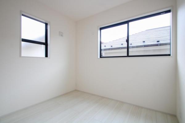 【見学予約受付中♪／収納空間充実】小平市仲町　新築一戸建て 洋室