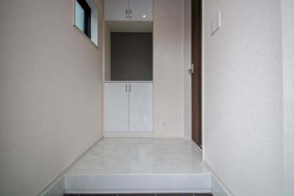 【見学予約受付中♪／収納空間充実】小平市仲町　新築一戸建て 玄関