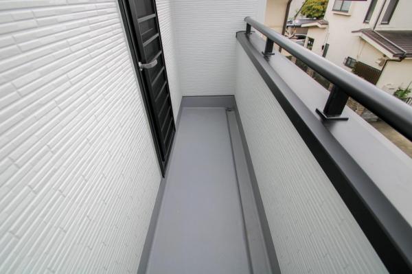 【見学予約受付中♪／収納空間充実】小平市仲町　新築一戸建て バルコニー