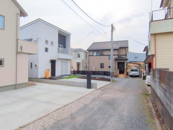 日高市高萩　新築一戸建て 前面道路含む現地写真