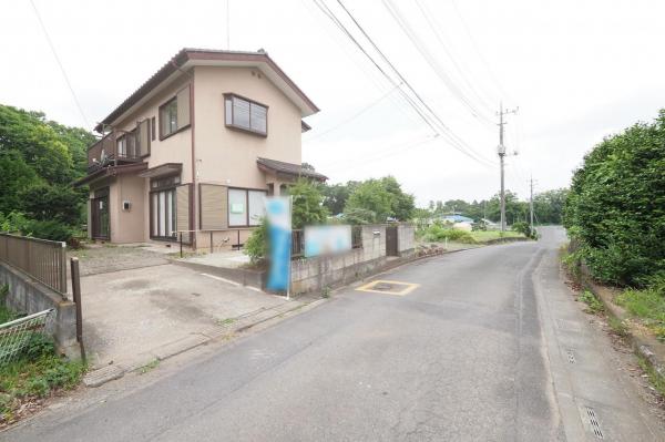 日高市新堀　中古一戸建て 前面道路含む現地写真
