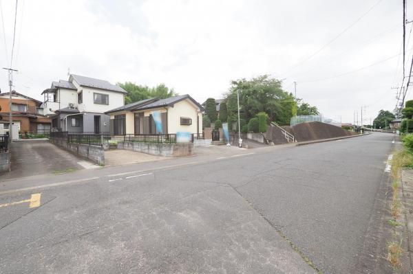 飯能市平松　中古戸建 前面道路含む現地写真