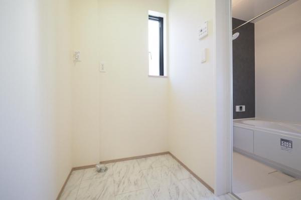 狭山市中央1丁目　新築一戸建て ランドリースペース