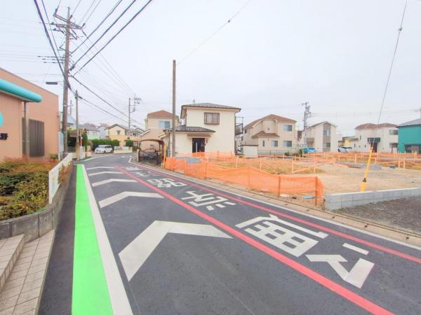 所沢市久米　新築一戸建て 前面道路含む現地写真