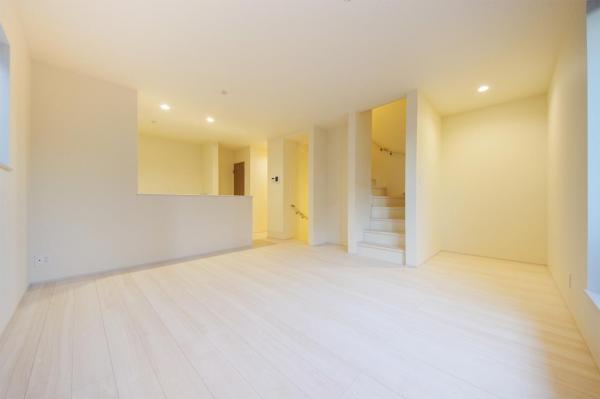 【初春おすすめ物件　ZEH省エネ住宅】富士見市鶴馬3丁目　新築一戸建て リビング