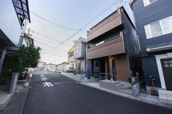 【初春おすすめ物件　ZEH省エネ住宅】富士見市鶴馬3丁目　新築一戸建て 前面道路含む現地写真