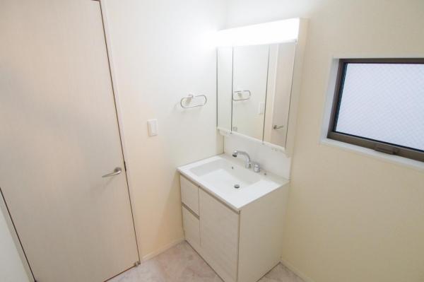 【見学予約受付中♪／南向きLDK17帖超】東村山市本町1丁目　新築未入居一戸建て 洗面化粧台