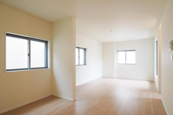 【見学予約受付中♪／南向きLDK17帖超】東村山市本町1丁目　新築未入居一戸建て リビングダイニング