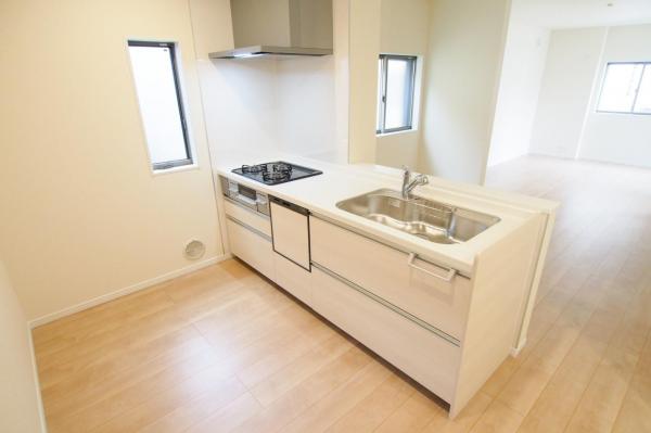 【見学予約受付中♪／南向きLDK17帖超】東村山市本町1丁目　新築未入居一戸建て キッチン