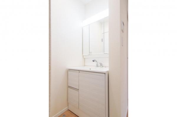 【見学予約受付中♪／南向きLDK17帖超】東村山市本町1丁目　新築未入居一戸建て 洗面化粧台