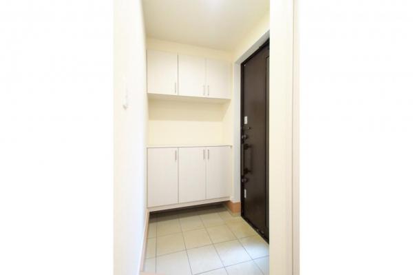 【見学予約受付中♪／南向きLDK17帖超】東村山市本町1丁目　新築未入居一戸建て 玄関