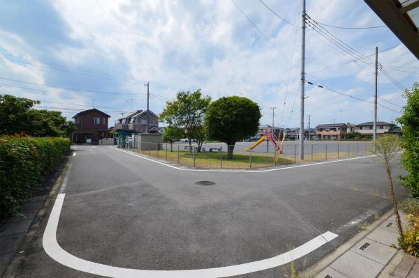 【武蔵高萩駅徒歩10分圏内】日高市武蔵高萩4丁目　中古一戸建て 前面道路含む現地写真