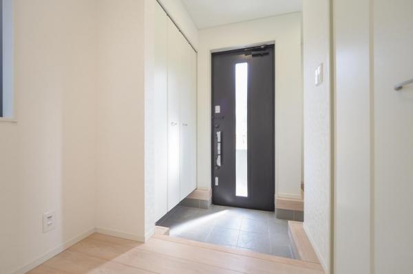 【2月おすすめ物件！】入間市高倉5丁目　新築一戸建て　全2棟 玄関