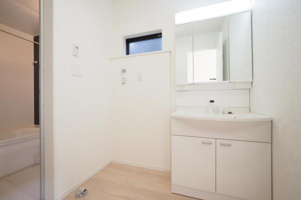 【2月おすすめ物件！】入間市高倉5丁目　新築一戸建て　全2棟 洗面化粧台