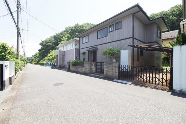 日高市武蔵台5丁目　中古一戸建て 前面道路含む現地写真