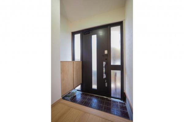 坂戸市西坂戸4丁目　中古一戸建て 玄関