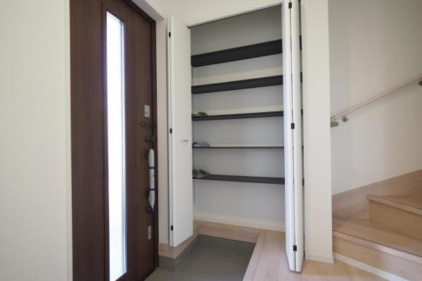 新座市北野2丁目　新築一戸建て 玄関