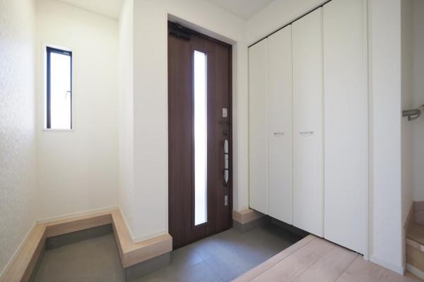 新座市北野2丁目　新築一戸建て 玄関