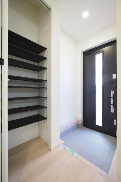 新座市北野2丁目　新築一戸建て 玄関