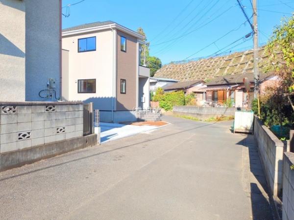 狭山市根岸2丁目　新築一戸建て 前面道路含む現地写真