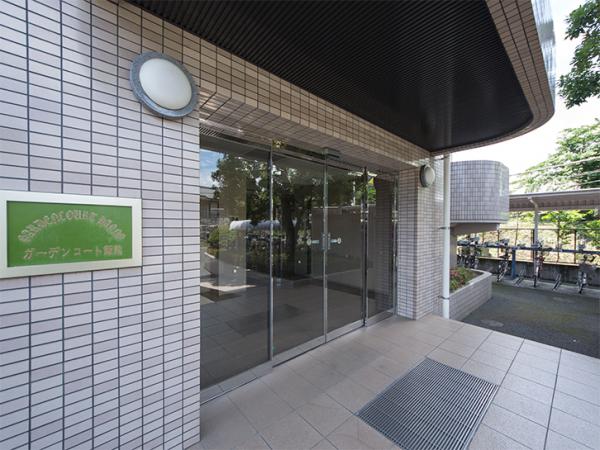 【住協のリフォーム物件】ガーデンコート飯能 エントランス（外）