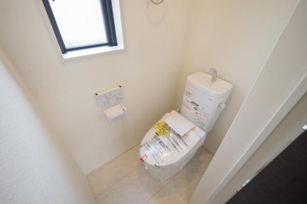 【建物完成済み！／現地見学できます♪】小平市仲町　新築一戸建て トイレ