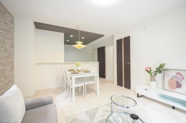 【建物完成済み！／現地見学できます♪】小平市仲町　新築一戸建て リビングダイニング