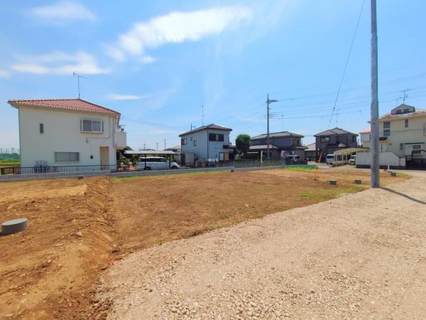 入間市宮寺　新築一戸建て 前面道路含む現地写真