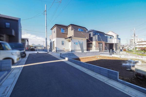 富士見市羽沢1丁目　新築一戸建て 前面道路含む現地写真