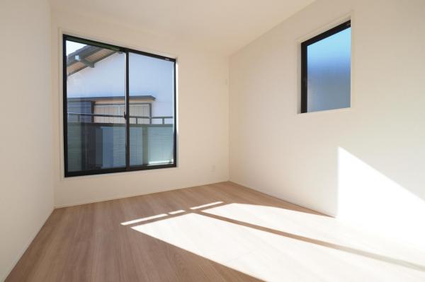 狭山市大字南入曽　新築一戸建て 前面道路含む現地写真