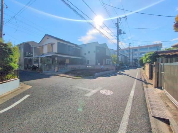 練馬区大泉町4丁目　新築一戸建て 前面道路含む現地写真